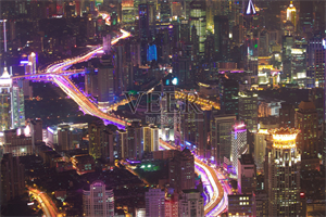 在黄浦江感受夜游的舒心与愉悦